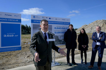 El conselleiro de Educación, Ciencia, Universidades e FP, Román Rodríguez, en una visita a Arteixo (A Coruña).