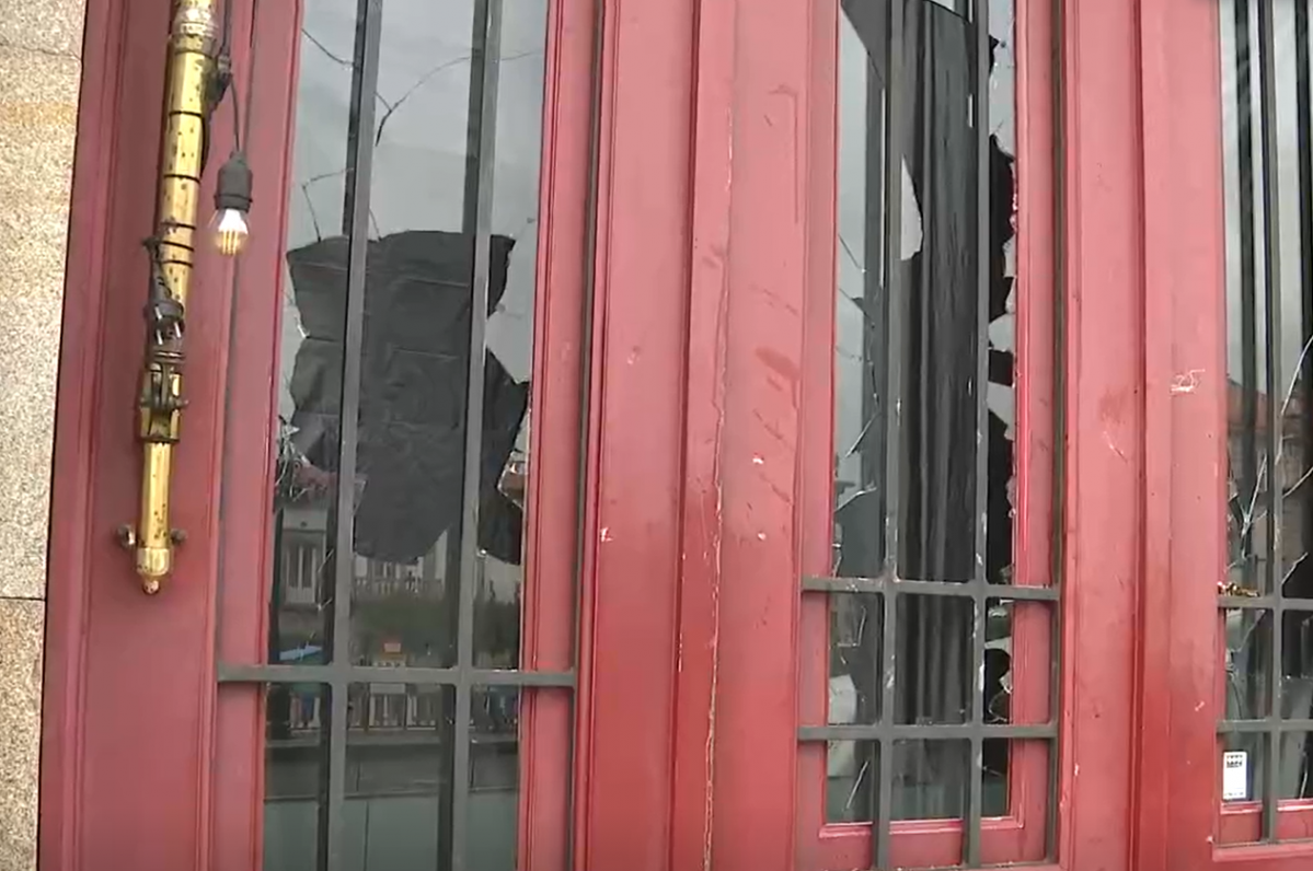 Vidrieras rotas del pub de Vigo donde se refugiaron los ultras del Lyon en una imagen de CRTVG