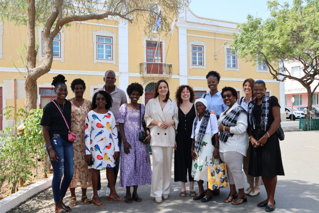 La presidenta de la Diputación de Lugo, Carmela López, en Cabo Verde.