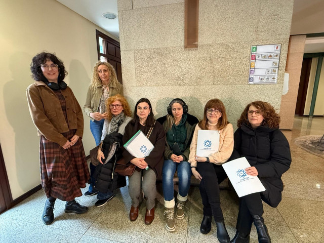 Miembros de la Asociación Galega de Covid Persistente presentan una queja ante la Valedora.