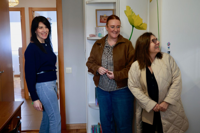La conselleira María Martínez Allegue visita una vivienda adquirida con ayuda del plan de avales de la Xunta para compra de primeras viviendas.