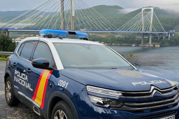 Vehículo policial ante el puente de Rande.