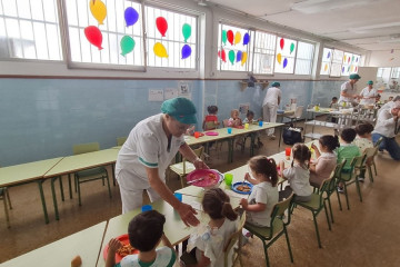 Niños comiendo en una Escuela Municipal de Las Palmas de Gran Canaria