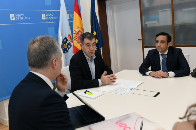 El conselleiro de Educación, Ciencia, Universidades e FP, Román Rodríguez, el rector de la Universidade da Coruña, Ricardo Cao, y el alcalde de Ferrol, José Manuel Rey