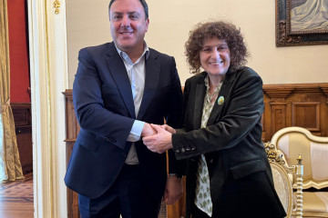 El presidente de la Diputación de A Coruña, Valentín González Formoso, y la alcaldesa de Santiago, Goretti Sanmartín, firman varios acuerdos