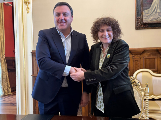 El presidente de la Diputación de A Coruña, Valentín González Formoso, y la alcaldesa de Santiago, Goretti Sanmartín, firman varios acuerdos