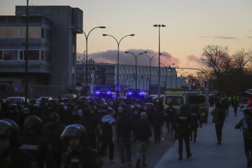 Despliegue policial previo al partido de ida de los octavos de final de la UEFA Europa League entre el Celta de Vigo y el Olympique de Lyon, en los alrededores del estadio de Balaídos, horas después
