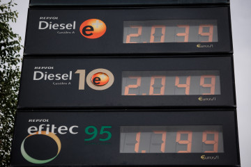 Archivo - El precio del diésel a más de dos euros en un cartel de una gasolinera, a 28 de octubre de 2022, en Madrid (España). El precio medio de los carburantes en España ha encadenado su tercera