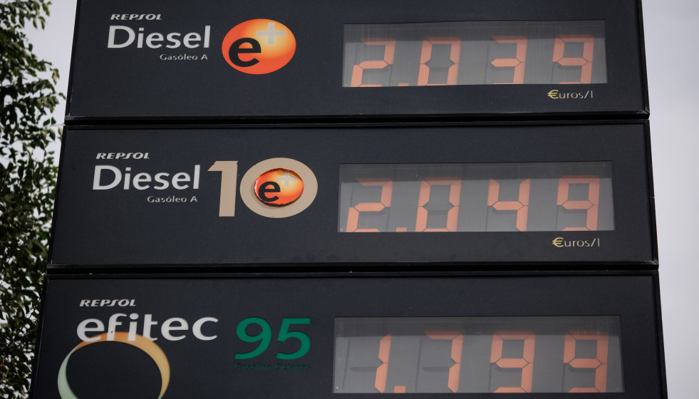 Archivo - El precio del diésel a más de dos euros en un cartel de una gasolinera, a 28 de octubre de 2022, en Madrid (España). El precio medio de los carburantes en España ha encadenado su tercera