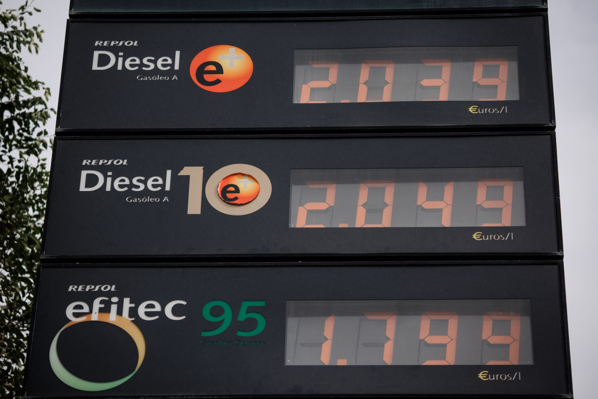 Archivo - El precio del diésel a más de dos euros en un cartel de una gasolinera, a 28 de octubre de 2022, en Madrid (España). El precio medio de los carburantes en España ha encadenado su tercera