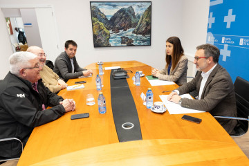 La conselleira do Medio Rural, María José Gómez, y los representantes de Unións Agrarias (UU.AA)