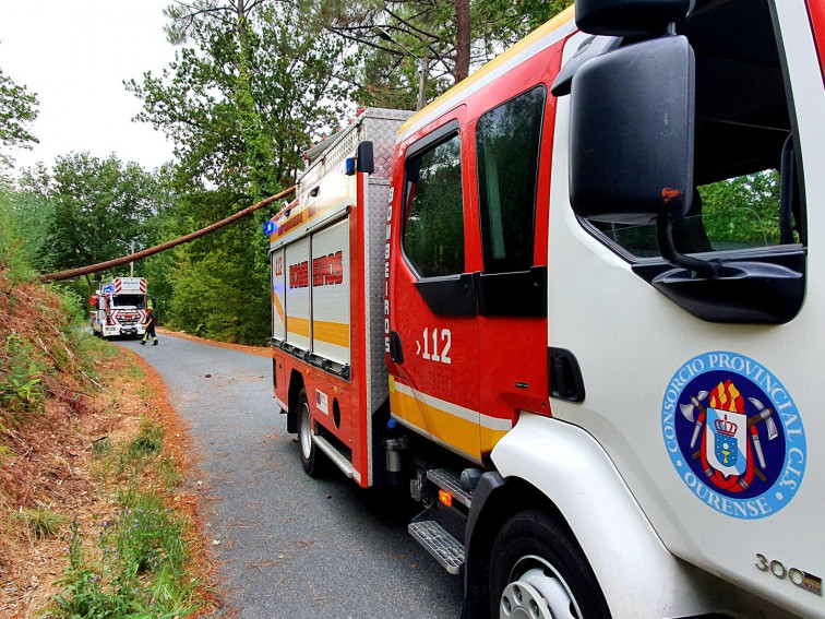 Un bombero resulta herido mientras sofocaba un incendio en una vivienda vacía de Boborás