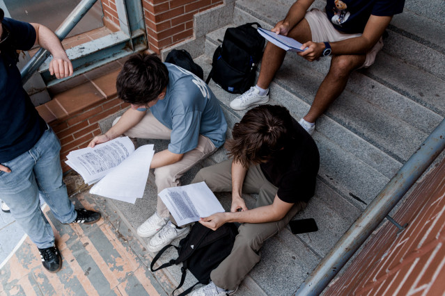 Archivo - Alumnos repasan apuntes