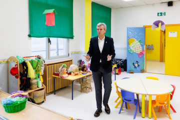 Archivo - El presidente de la Xunta, Alfonso Rueda, ensalza la gratuidad de la educación en Galicia con un vídeo para sus redes sociales grabado en Pontevedra.