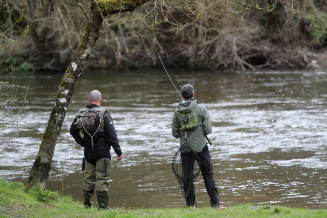 Personas practican la pesca durante el inicio de la temporada de pesca fluvial, en el río Miño, a 15 de marzo de 2026, en Rábade, Lugo, Galicia (España)
