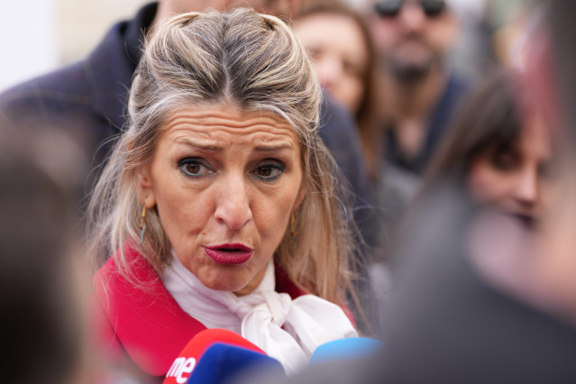 La vicepresidenta segunda del Gobierno y ministra de Trabajo y Economía Social, Yolanda Díaz, ofrece declaraciones a los medios tras un encuentro con comités de empresas en situación de ERE o deslocalización abiertos, en el Museo del Patio Herreriano, a 1