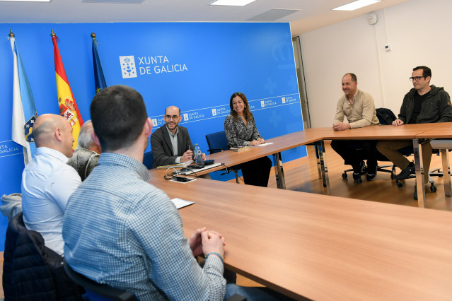 La conselleira do Mar, Marta Villaverde, con  la nueva directiva de la Asociación Galega de Empresarios Depuradores de Moluscos (Agade)