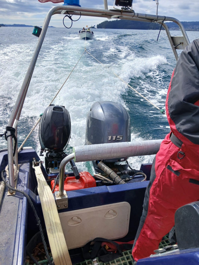 Rescate de una embarcación a la deriva en la Ría de Pontevedra