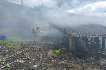 Arde un alpendre en Neda (A Coruña), a 15 de marzo de 2026.