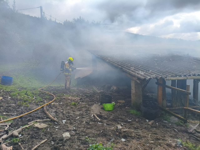 Arde un alpendre en Neda (A Coruña), a 15 de marzo de 2026.