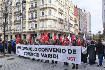 Trabajadores del comercio vario de A Coruña en una manifestación, a 15 de marzo de 2026.