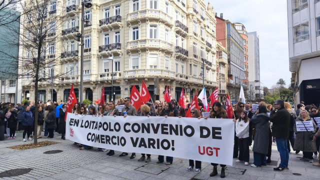 Trabajadores del comercio vario de A Coruña en una manifestación, a 15 de marzo de 2026.