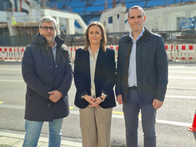 La portavoz municipal y presidenta del PP de Vigo, Luisa Sánchez, con los concejales Miguel Martín y Fernando G. Abeijón, ante las obras de reforma del estadio de Balaídos.