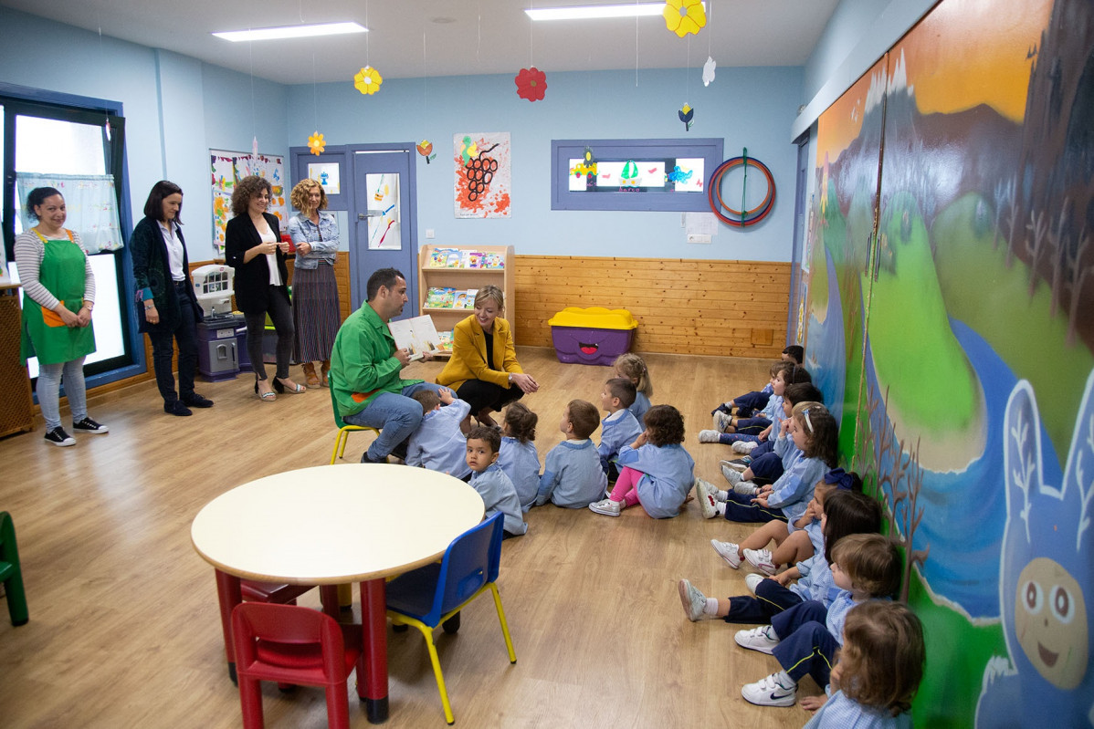 Archivo - La conselleira Fabiola García en la escuela infantil Cativos de Santiago