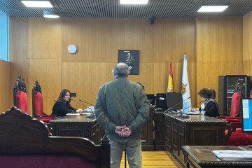 Un sexagenario acepta una multa de 1440 euros por coaccionar y perseguir a una menor de 15 años en Ourense