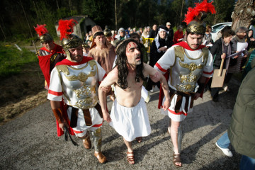 Archivo - Varias personas durante el Viacrucis viviente de O Valadouro en el Miércoles Santo, a 16 de abril de 2025, en O Valadouro, Lugo