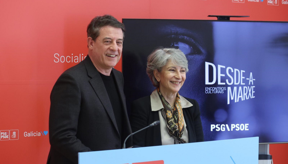 El secretario xeral del PSdeG, José Ramón Gómez Besteiro, junto a la diputada socialista Silvia Longueira en rueda de prensa