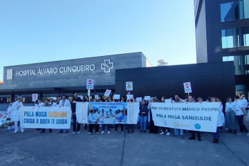 Concentración convocada por O'Mega con motivo de la huelga médica contra el Estatuto Marco. Hospital Álvaro Cunqueiro, en Vigo