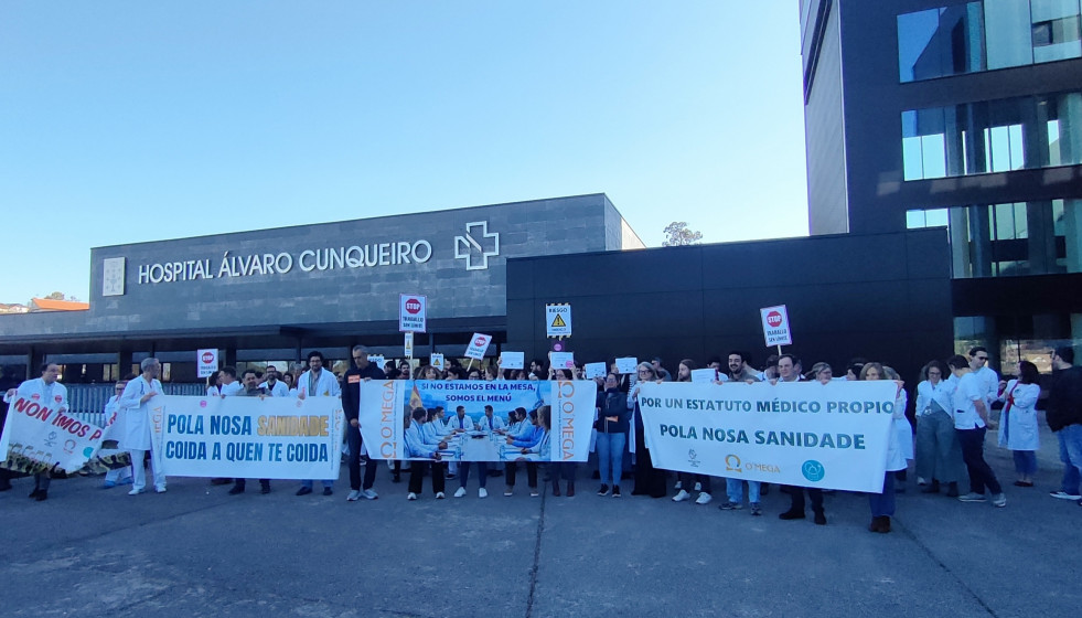 Concentración convocada por O'Mega con motivo de la huelga médica contra el Estatuto Marco. Hospital Álvaro Cunqueiro, en Vigo