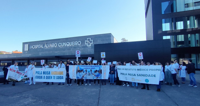 Concentración convocada por O'Mega con motivo de la huelga médica contra el Estatuto Marco. Hospital Álvaro Cunqueiro, en Vigo