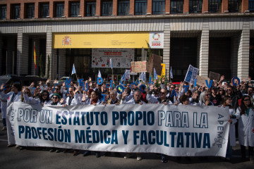 Médicos manifestantes  durante la concentración con motivo de la huelga médica y facultativa, a 16 de marzo de 2026, en Madrid.
