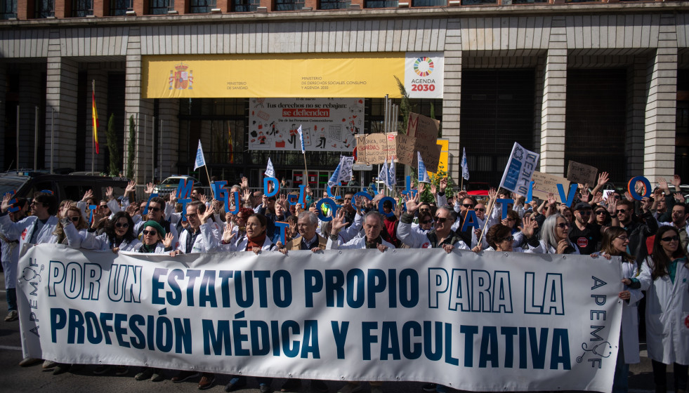 Médicos manifestantes  durante la concentración con motivo de la huelga médica y facultativa, a 16 de marzo de 2026, en Madrid.