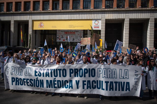 Médicos manifestantes  durante la concentración con motivo de la huelga médica y facultativa, a 16 de marzo de 2026, en Madrid.