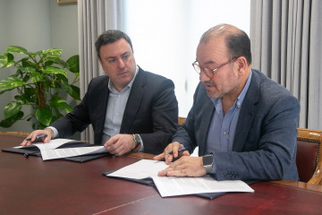 El presidente de la Diputación de A Coruña, Valentín González Formoso, y el rector en funciones de la USC, Antonio López, firman un convenio para la exhumación de víctimas del franquismo