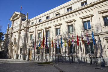 Archivo - Banderas de las Comunidades Autónomas frente a la fachada del Palacio del Senado, a 14 de enero de 2025, en Madrid (España).