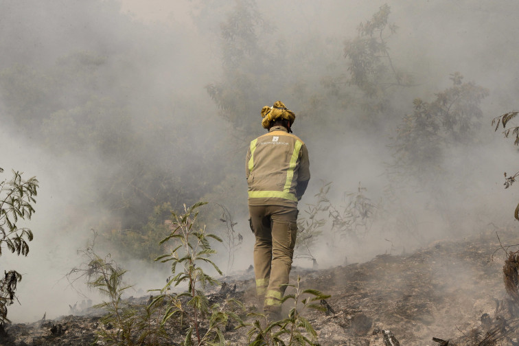 Incendio forestal dentro del Parque Natural do Xurés, en el término de Muíños