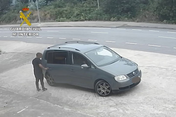 Imagen del varón abandonando el lugar.