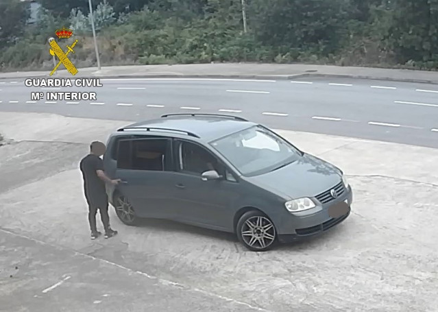 Imagen del varón abandonando el lugar.