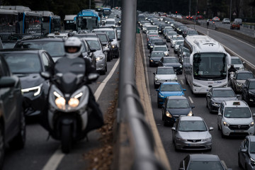 Archivo - Varios vehículos en la A6, a 19 de diciembre de 2025, en Madrid (España). La operación especial de la DGT por tráfico arranca hoy sobre las 15.00 de la tarde y se alargará hasta el día