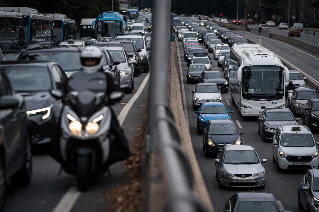 Archivo - Varios vehículos en la A6, a 19 de diciembre de 2025, en Madrid (España). La operación especial de la DGT por tráfico arranca hoy sobre las 15.00 de la tarde y se alargará hasta el día 6 de enero. Durante este periodo Tráfico prevé 22,4 millones