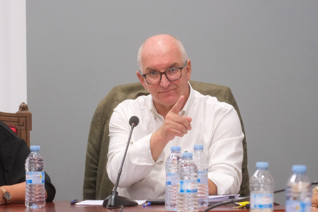 Archivo - El alcalde de Noia, Santiago Freire, durante la moción de censura al alcalde de Noia, a 11 de agosto de 2025, en Noia, A Coruña, Galicia (España). El socialista Francisco Pérez Caamaño ha sido elegido este lunes. 11 de agosto, nuevo alcalde de l