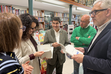 El delegado del Gobierno en Galicia, Pedro Blanco, visita una librería en Lugo junto al alcalde de la ciudad, Miguel Fernández.