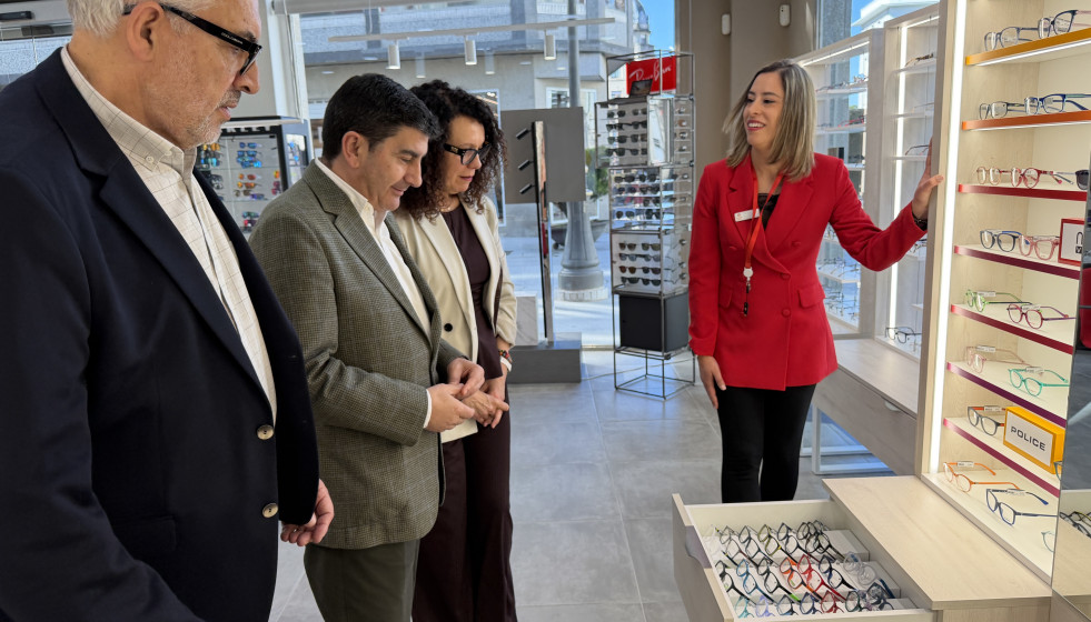 El delegado del Gobierno en Galicia, Pedro Blanco, visita General Optica en Lugo.