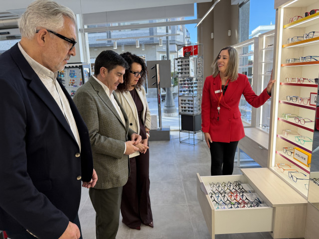 El delegado del Gobierno en Galicia, Pedro Blanco, visita General Optica en Lugo.