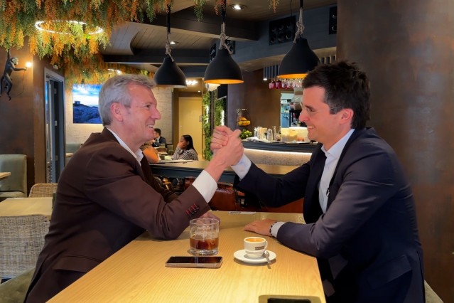 Archivo - Charla del presidente del PPdeG, Alfonso Rueda, con el candidato Borja Verea