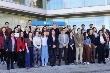 El conselleiro de Emprego, Comercio e Emigración, José González, con estudiantes de posgrado beneficiarios del programa BEME (Bolsas de Excelencia Mocidade Exterior).